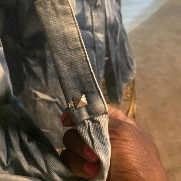 Large button up fit like a small medium run small - Picture 4 of 6